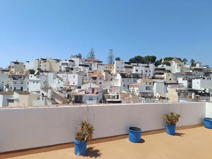 Casa adosada en venta en calle CL Rosa la de 6 habitaciones con terraza y balcón