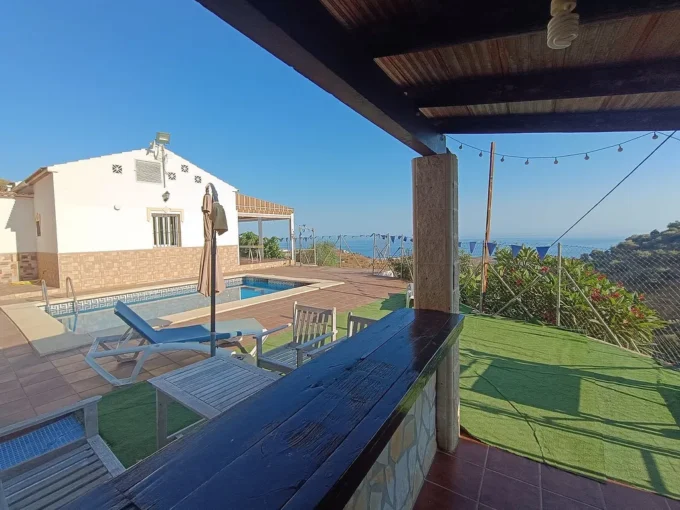 Venta de casa rural en Algarrobo de 2 habitaciones con terraza y piscina